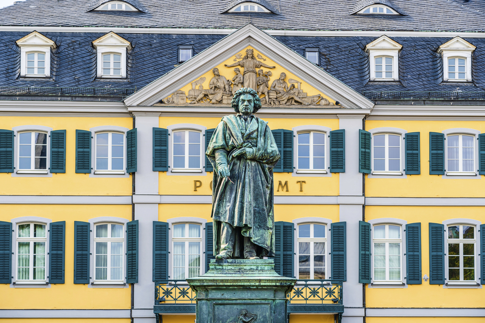 Statue von Beethoven vor dem Beethoven Haus in Bonn