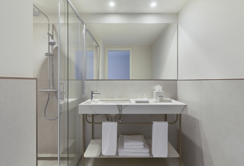 Badezimmer des Bluesun Hotel Marina, Brela, Kroatien