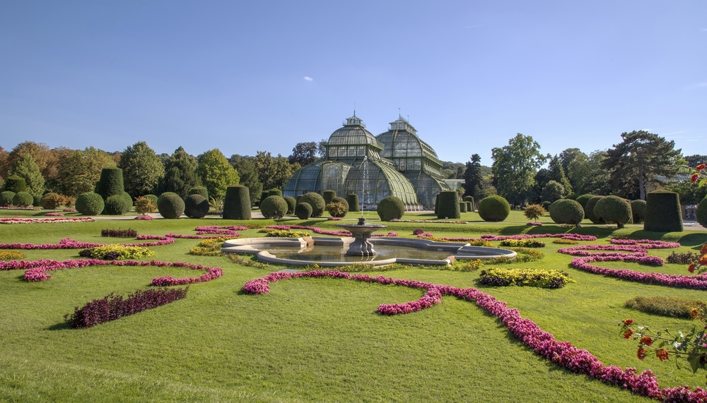 Palmenhaus und bunter Garten am Schloss Schonbrunn