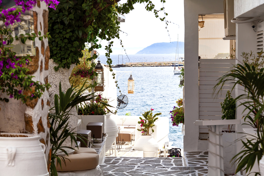 Gasse mit Meerblick in Afytos, Chalkidiki