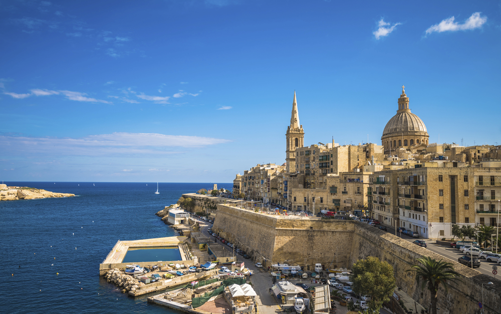 Hafenpromenade und historische Altstadt von Valletta auf Malta
