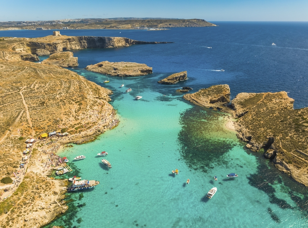 Drohnenansicht der Boote auf dem Meer, Comino Insel, Blue Lagoon und Crystal Lagoon. Malta