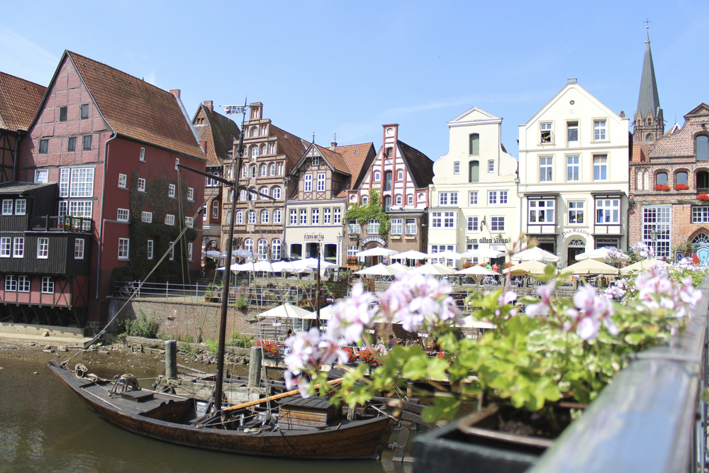 Ilmenau und historische Häuserfassaden in Lüneburg