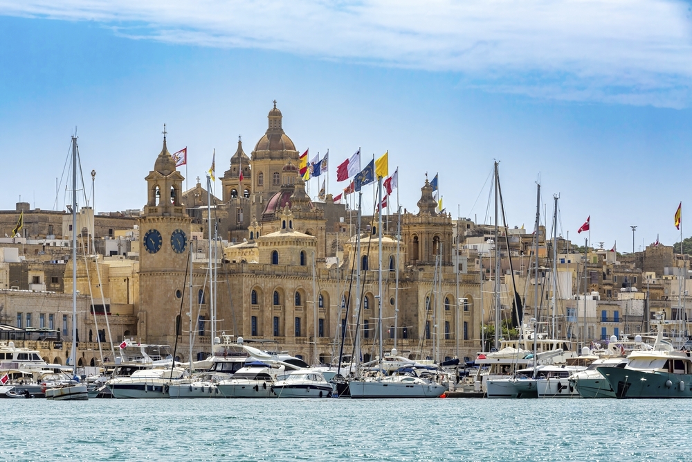 Mittelalterliches Malta: Die Skyline von Birgu und Vittoriosa, Malta, verfügt über ikonische Kirchen, historische Gebäude und enge Straßen in Malta.