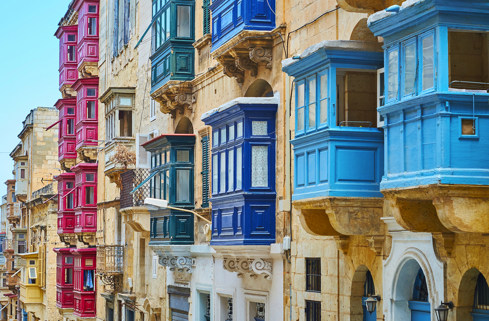 farbige maltesische Balkone in der Republic Street, Valletta, Malta