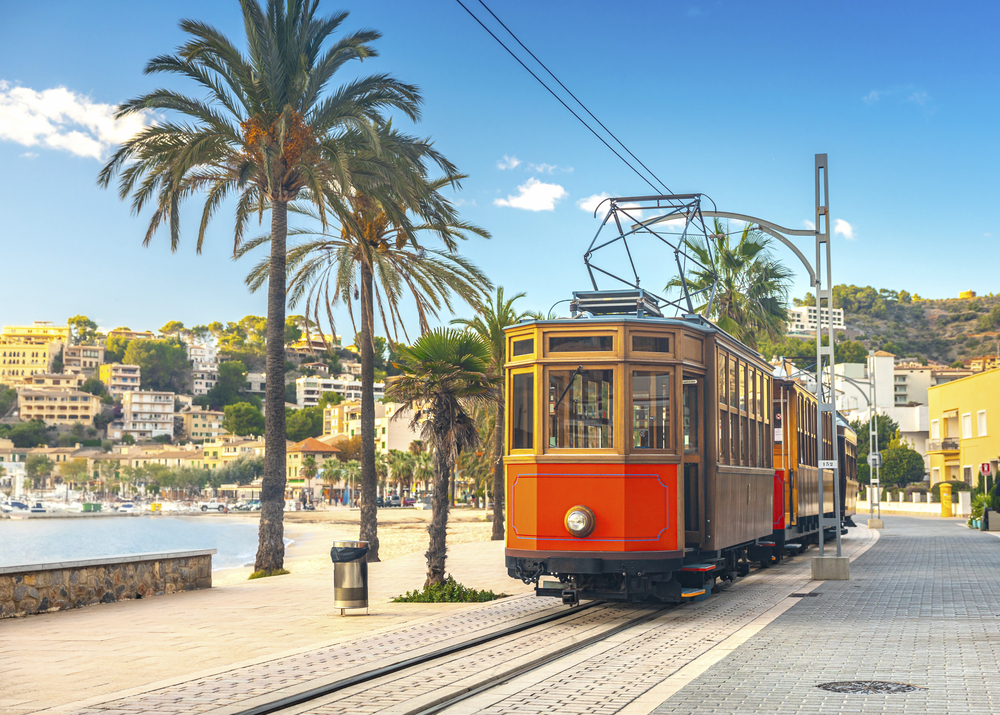 Die berühmte Orangenbahn führt von Soller nach Port de Soller, Mallorca, Spanien