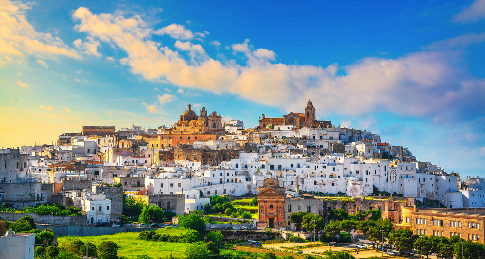 Skyline der weißen Stadt Ostuni bei Sonnenuntergang