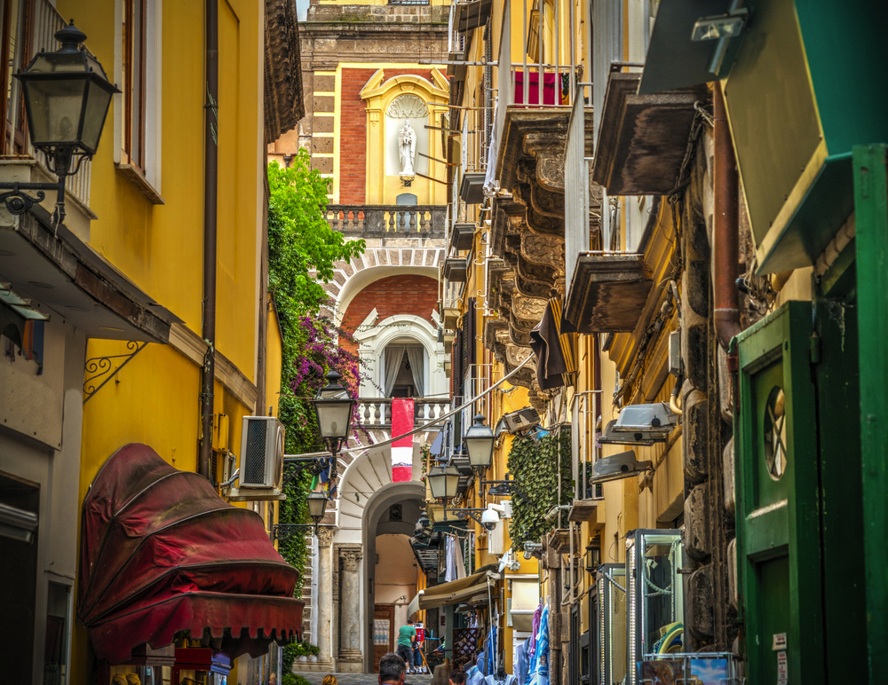 Gasse mit Domturm im Hintergrund in Sorrent
