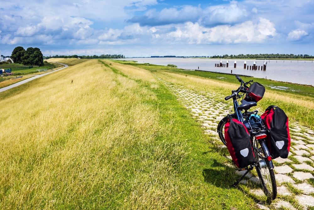 Radeln durch Ostfriesland, Fahrrad mit Gepäck, Emsradweg, Deutschland, 
