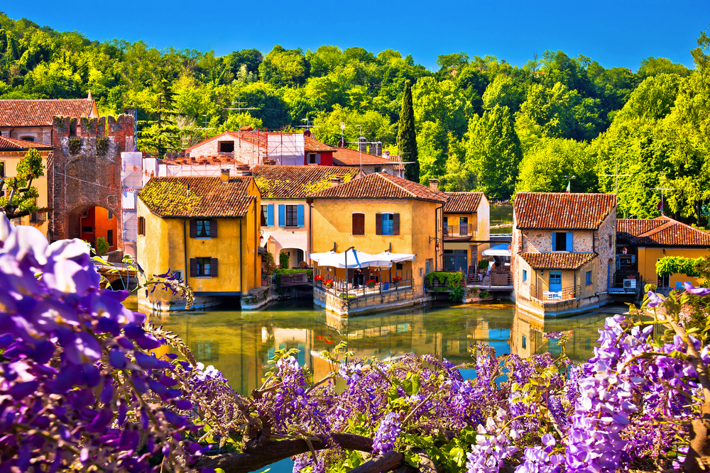 Blick auf den Fluss Mincio und das idyllische Dorf Borghetto