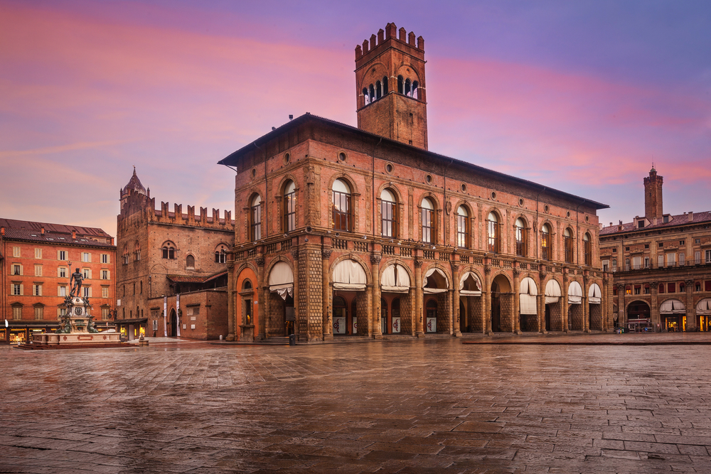 Blick auf den Hauptplatz (Piazza Maggiore) mit dem Neptunbrunnen und dem Palazzo d'Accursio in Bologna