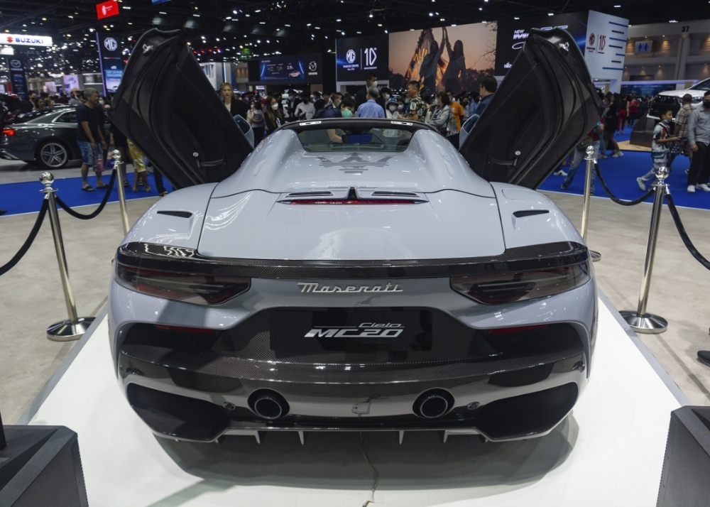 grauer Maserati auf einer Messe