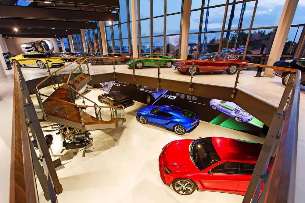 Autos im Lamborghini-Museum auf mehreren Etagen ausgestellt.