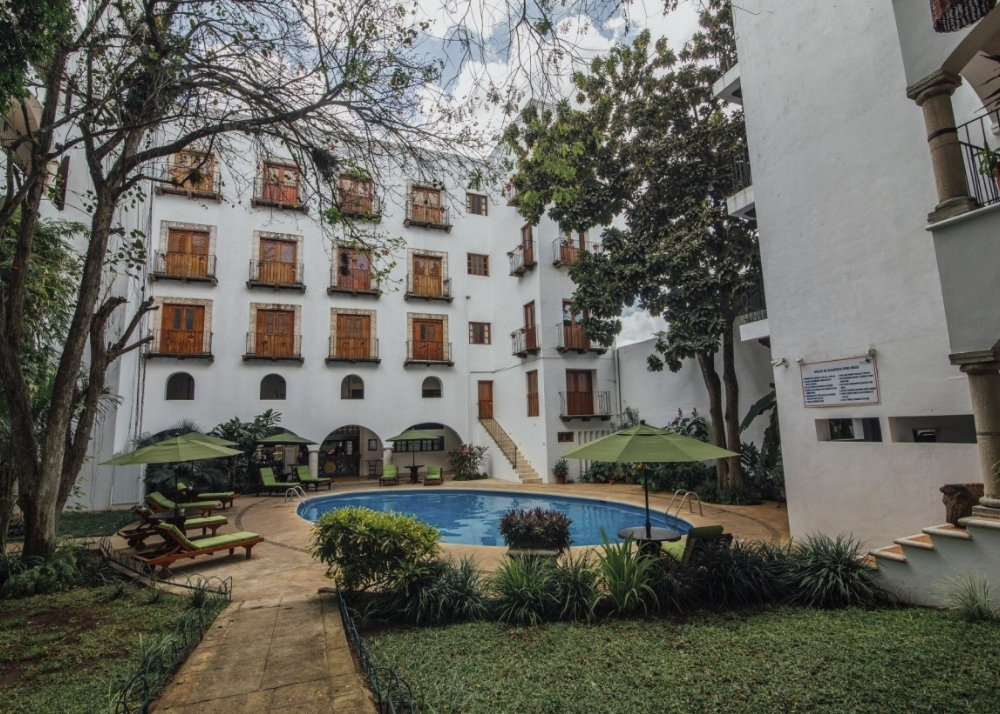 Pool und Außenbereich des Hotel Mesón del Marqués