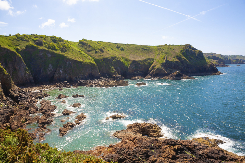 Felsküste auf Jersey mit grünen Klippen und Blick auf das Meer der Kanalinseln