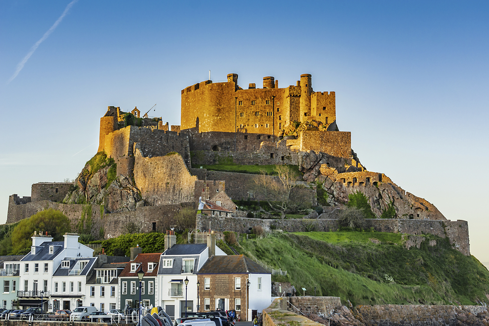 Mont Orgueil Castle auf Jersey über dem Ort Gorey, mittelalterliche Festung auf einem Felsen an der Küste