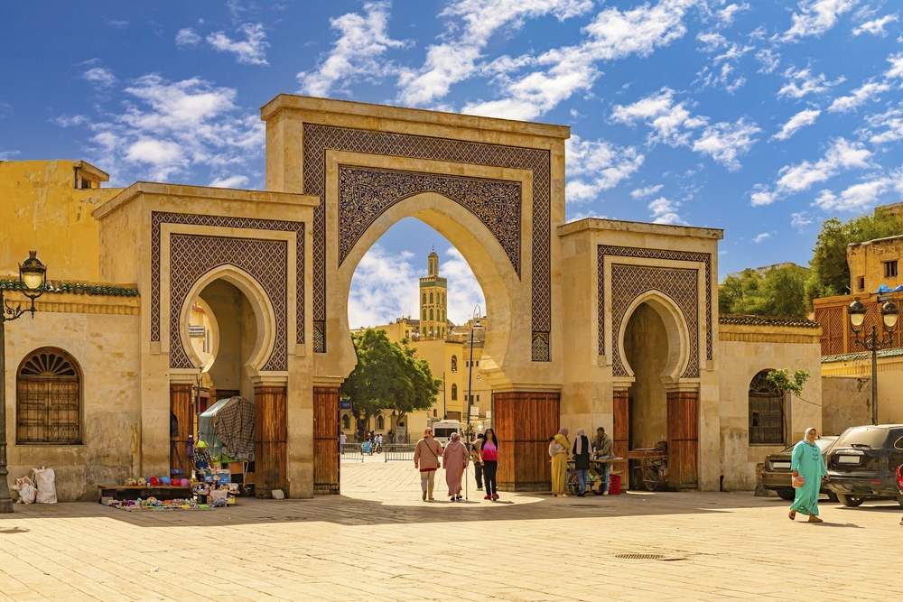 Stadttor Bab Bou Jeloud in Fès mit verzierten Bögen und Blick auf die Altstadt