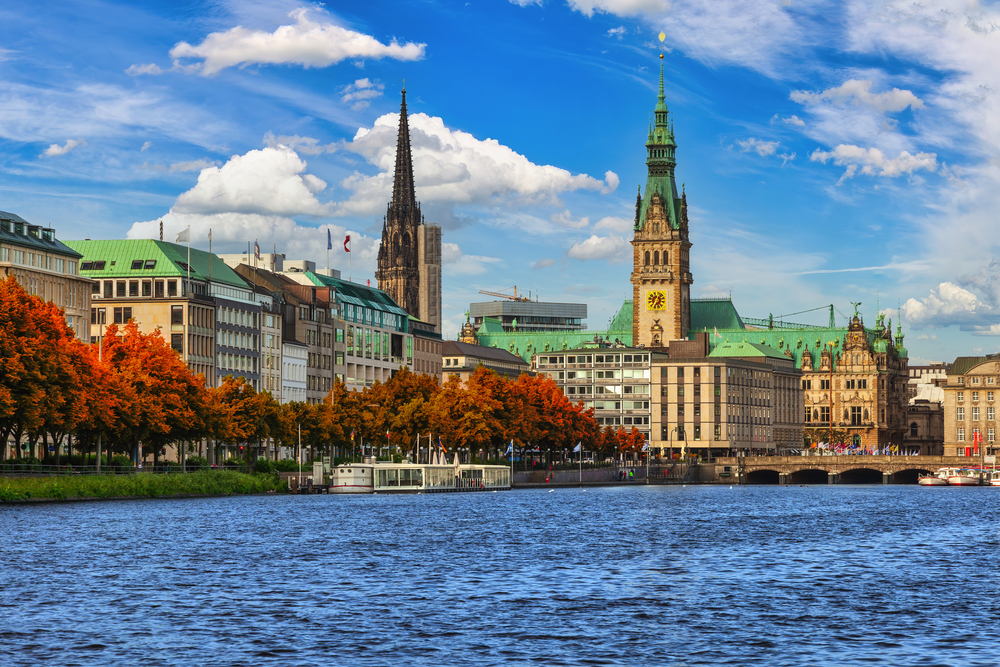 Hamburg, Deutschland: Stadtpanorama an der Alster zur Zeit des Herbstlaubs