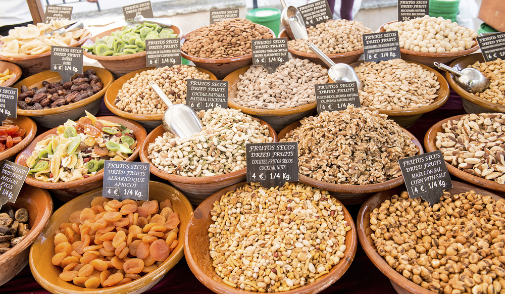 Auswahl von Trockenfrüchten und Nüssen zum Verkauf auf dem Markt von Sineu, Mallorca, Spanien