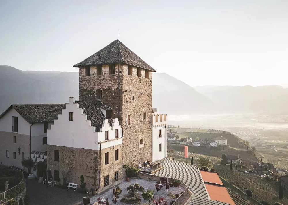 Aussenansicht des Schloss Hotel Korb, Südtirol, Italien