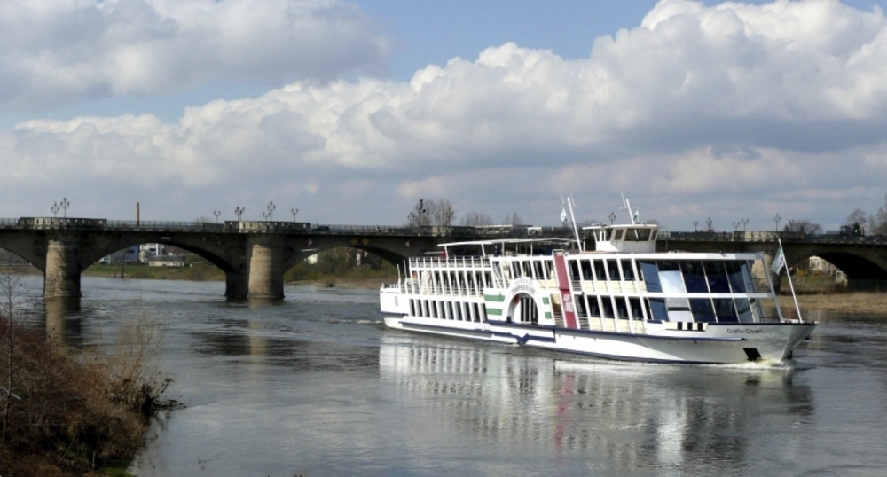Schiff der weißen Flotte auf der Elbe bei Dresden